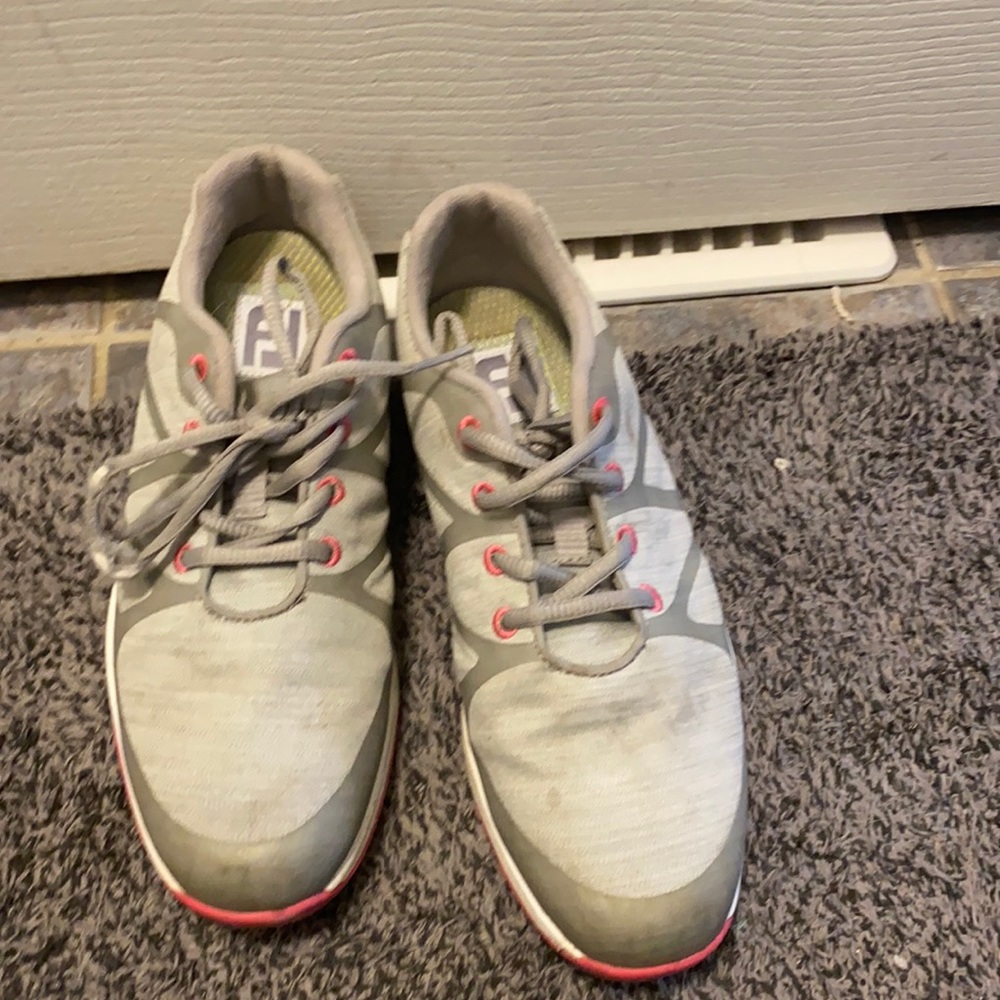 Foot joy women’s golf shoes (pink). Size 6 women’s. Grey and pink